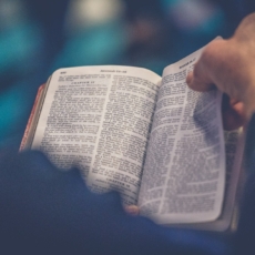 Pastor é condenado criminalmente por defender no TikTok que pais batam em crianças