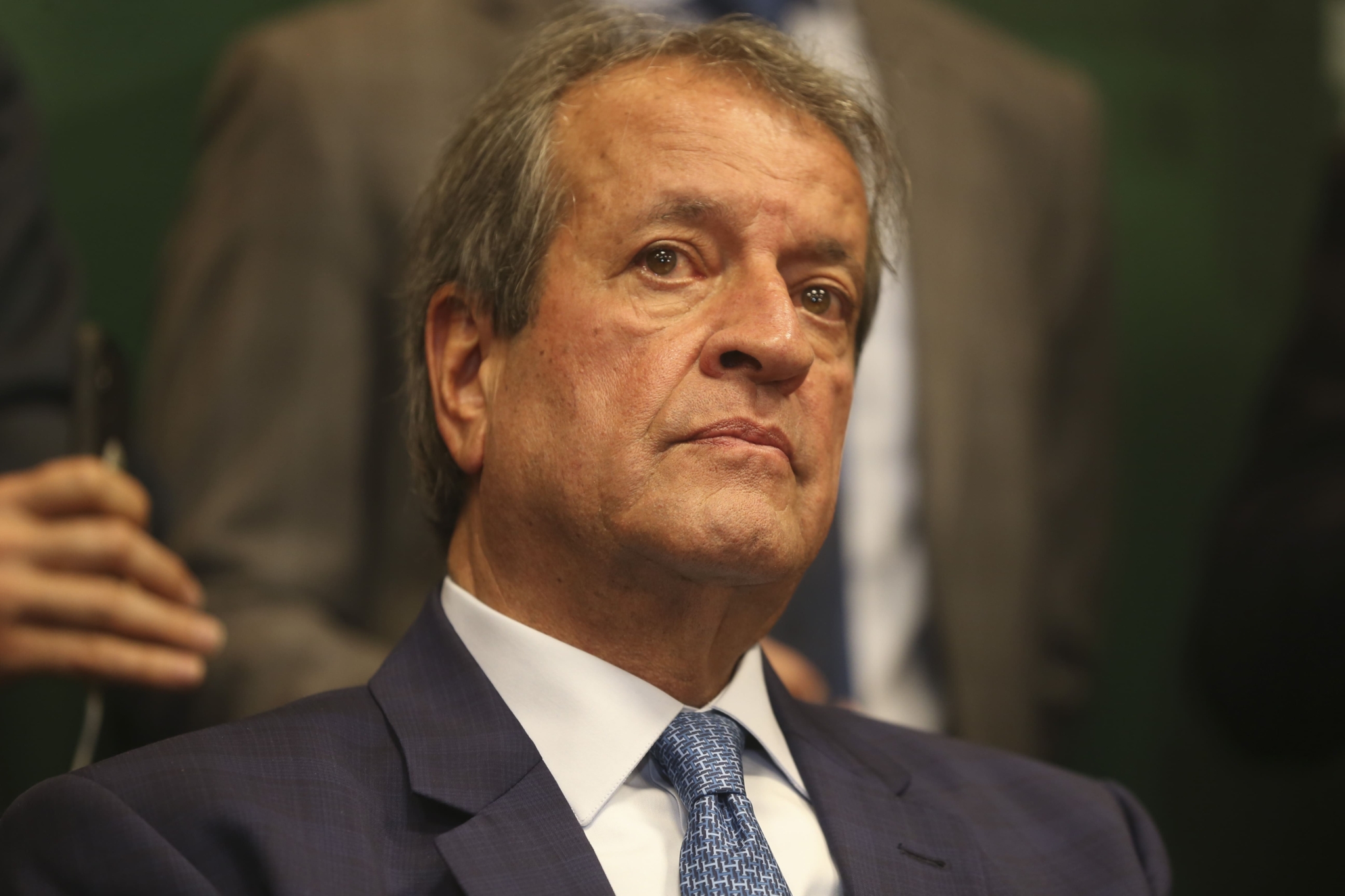 Dino bloqueia R$ 119 milhões em bens de Valdemar e suspende emendas