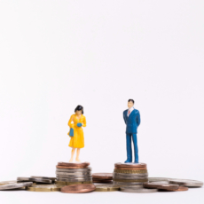 O direito à igualdade salarial entre mulheres e homens: o conflito entre Diké e Nomos