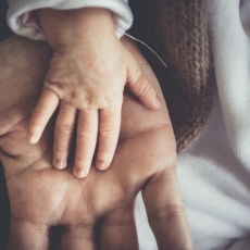 TRF1 reconhece licença-maternidade para servidor após falecimento da esposa