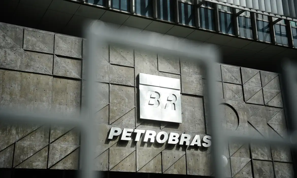 Que tipo de controle parlamentar cabe sobre as empresas estatais?