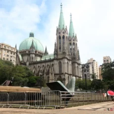 A encruzilhada entre as grades e os veículos na praça da Sé