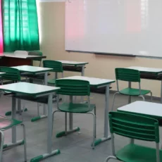 STF suspende decretos de SC dispensavam vacina da Covid-19 para matrícula escolar