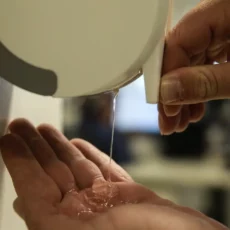 Álcool líquido 70°: estabelecimentos têm até 30/4 para esgotar estoques