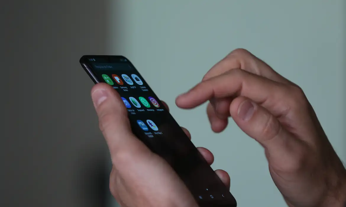 Como o financiamento de celulares com garantia amplia a inclusão financeira
