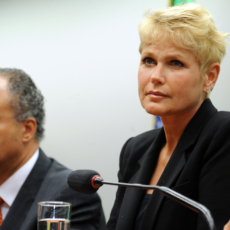 Xuxa perde processo por danos morais e deverá pagar R$ 31 mil a Carla Zambelli