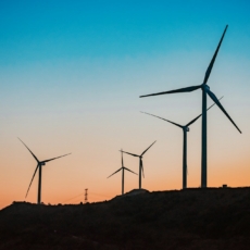 Disputa sobre cortes de energia: o futuro das compensações para usinas eólicas e solares