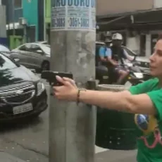 Juiz condena por difamação homem que foi perseguido por Carla Zambelli armada