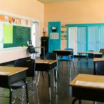 O inspetor de quarteirão dentro da escola?