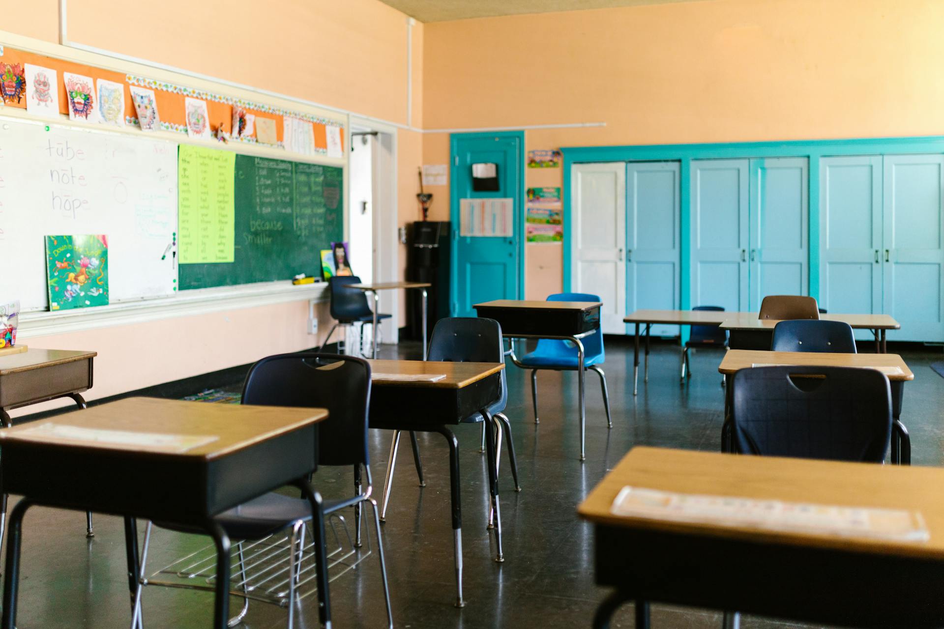 O inspetor de quarteirão dentro da escola?