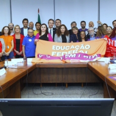 Entidades assinam acordo que encerra greve da Educação