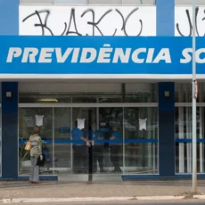 Greve do INSS: governo propõe reajuste de 28,7% até 2026