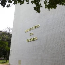 Carga pesada de juros reforça escalada da dívida e descoordenação entre fiscal e monetário