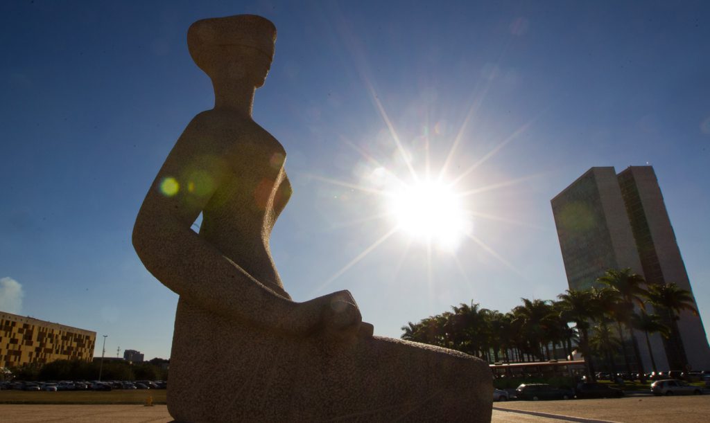 Omissões legislativas inconstitucionais como déficit de institucionalidade