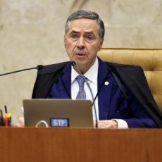 É equivocada a ideia de que iniciativas de Moraes foram tomadas à margem da lei, diz Barroso