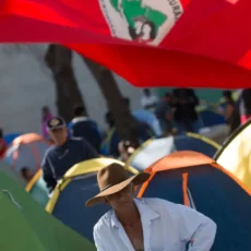 PT vai ao STF contra lei do RS que impede invasor de terra de aderir a programas sociais