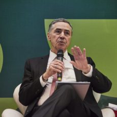 Barroso: ‘Brasil vive epidemia de litigiosidade, é preciso equacionar esse problema’