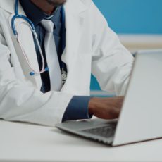 Resolução do CFM que dá transparência à relação médico-indústria é marco histórico