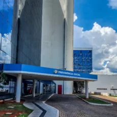 Governo federal assina termo aditivo de acordo com servidores do INSS