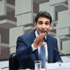 Inflação: BC cita ritmo forte da economia, alta do dólar e clima para estouro da meta