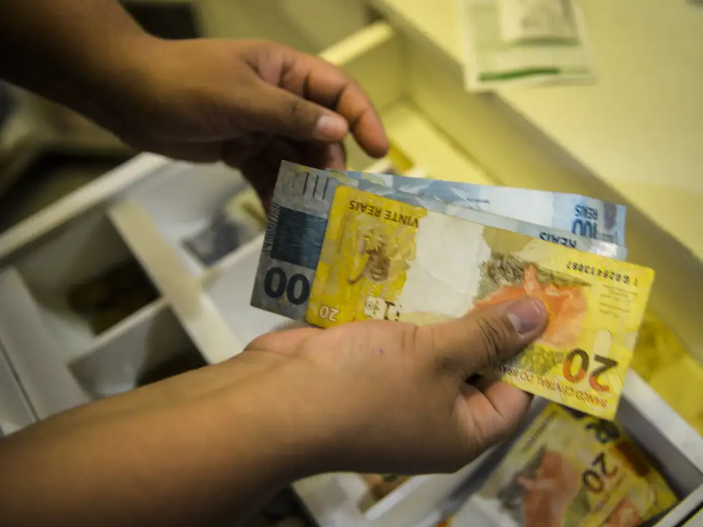 O tempo passa para os aposentados; e para a contribuição previdenciária? - Foto