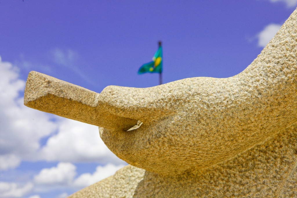 Estátua Justiça, com o mastro da Praça dos Três Poderes ao fundo. Crédito: Dorivan Marinho/ST