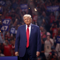 Sob liderança de Trump, extrema direita busca revolução do senso comum