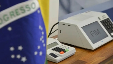 CCJ do Senado adia votação da PEC do fim da reeleição