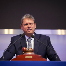 Tarcísio enfileira vitórias e deve aprovar PEC que remaneja verba da educação para a saúde