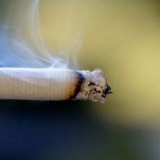 STF: Moraes pede vista e interrompe julgamento sobre cigarros com aditivos