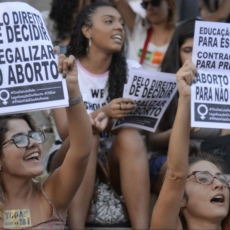 PEC que proíbe aborto legal no Brasil é aprovada na CCJ da Câmara
