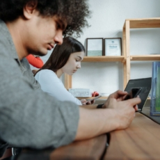 A urgência da proteção de crianças e adolescentes no ambiente digital