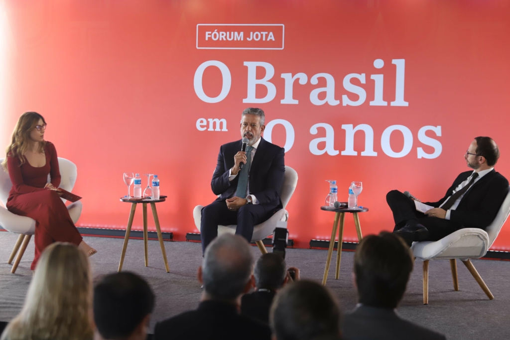 'Hoje o governo não tem votos sequer para aprovar as urgências dos PLs', diz Lira