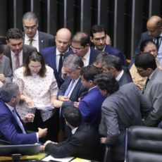 Câmara aprova em dois turnos PEC 45 com mudanças sobre supersalários e Fundeb