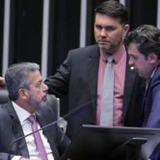 Supersalários ficam com nova redação na PEC do ajuste fiscal