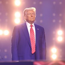 Trump toma posse sob o espectro do nacionalismo e identitarismo branco