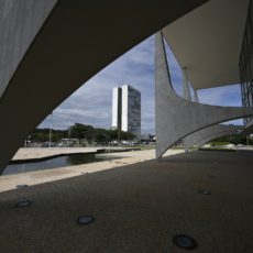 Governança em tempos de crise política: o que esperar de 2025?