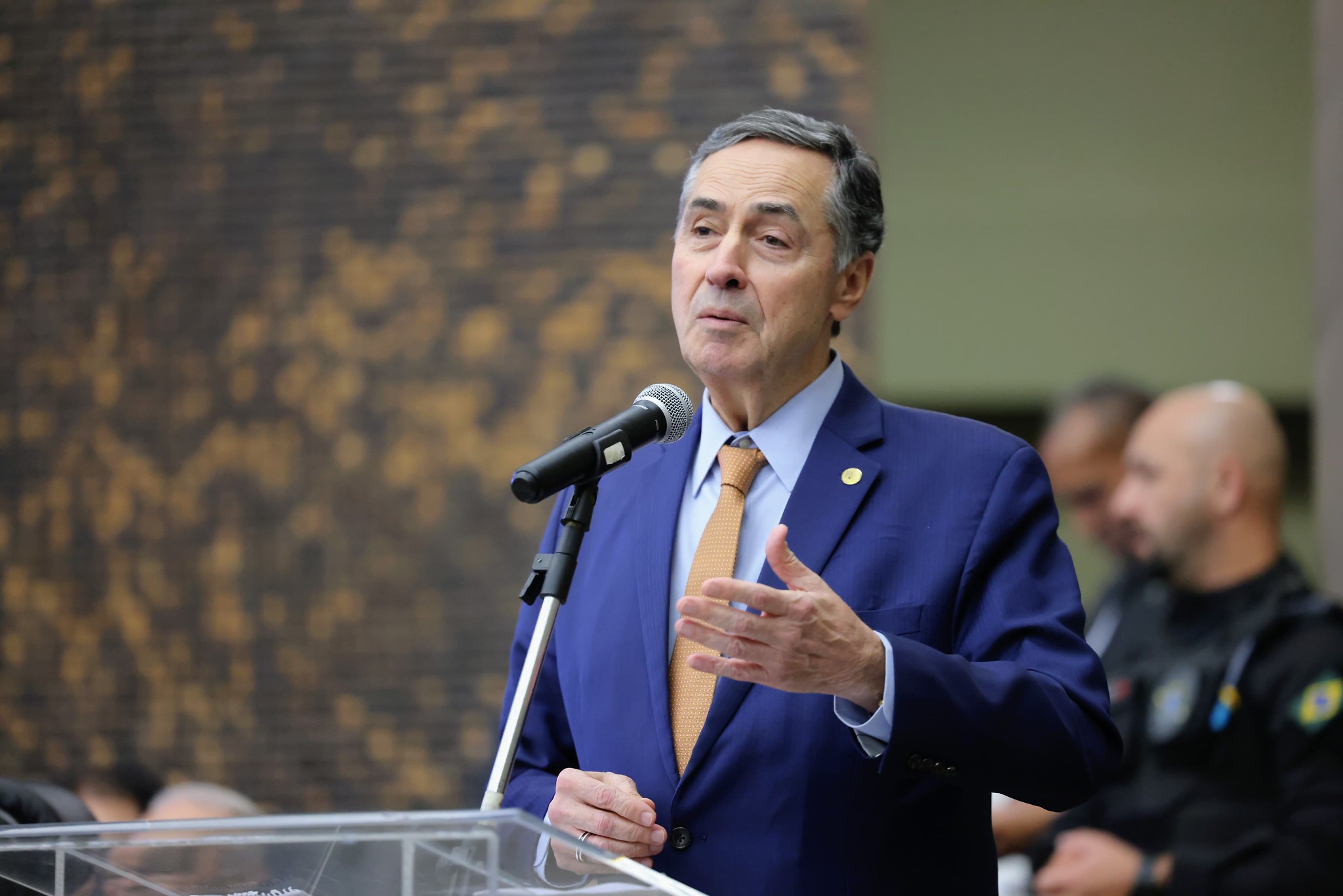 Barroso não explica confusão entre público e privado na festa do iFood