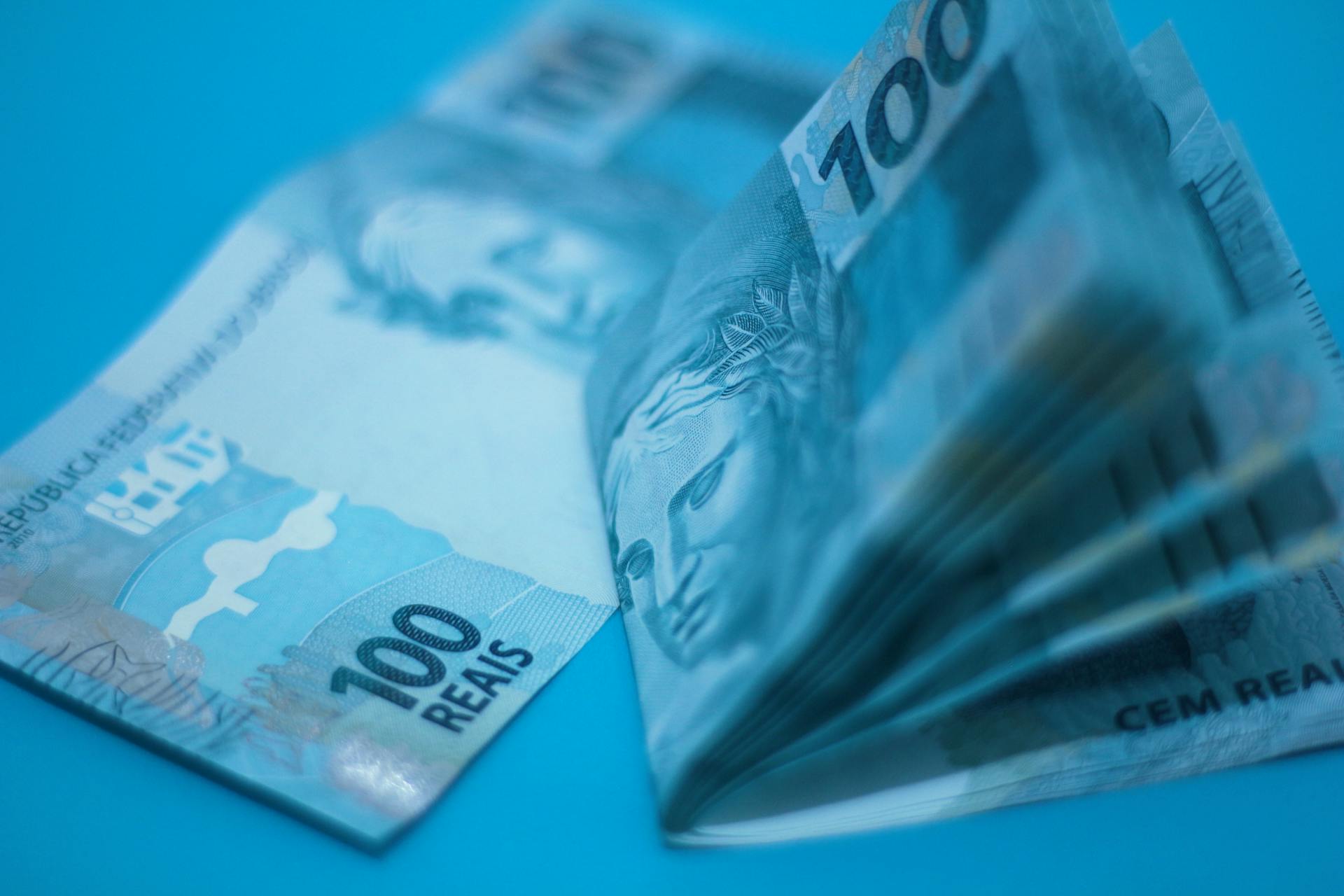 Carf mantém contribuições previdenciárias sobre ‘hiring bonus’ pago após 90 dias