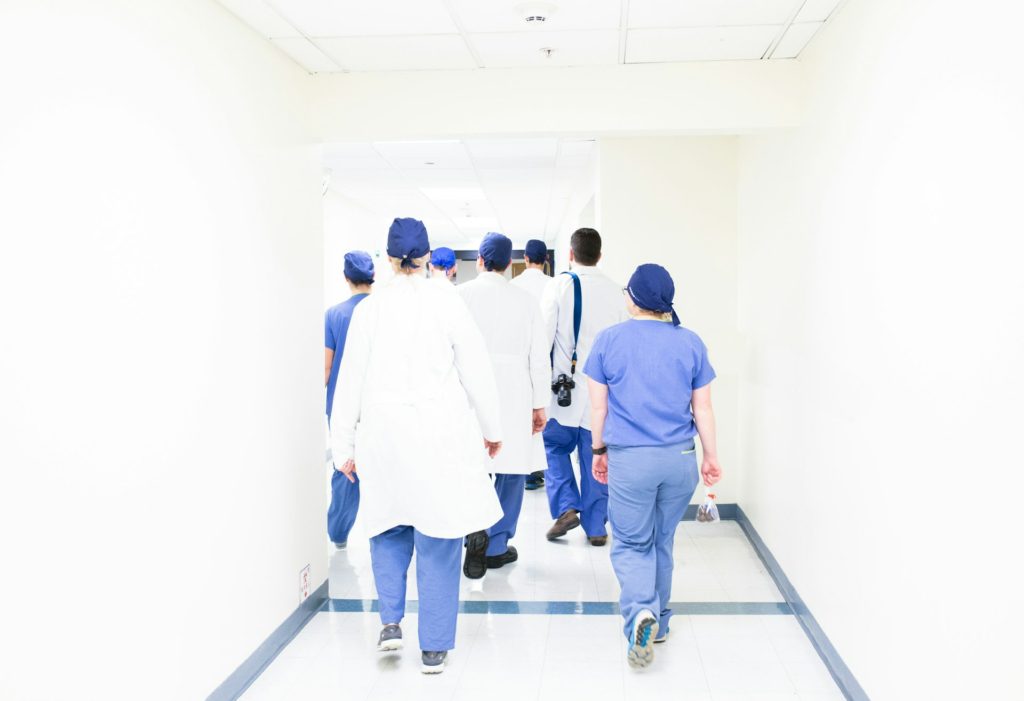 Senado avança com piso salarial de médicos, mas segura outros reajustes - QTU Questões do Universo