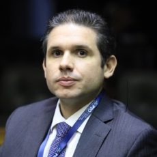 Quem é Hugo Motta, candidato favorito à presidência da Câmara dos Deputados