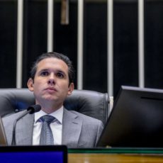 Motta aciona o STF para manter ação penal totalmente suspensa para Ramagem