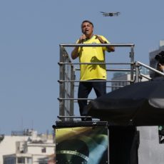 Perda de legitimidade da ordem constitucional afasta Bolsonaro da prisão