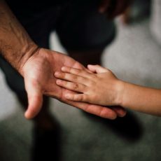 Pai com guarda definitiva do filho biológico tem direito ao salário-maternidade, diz JFPR