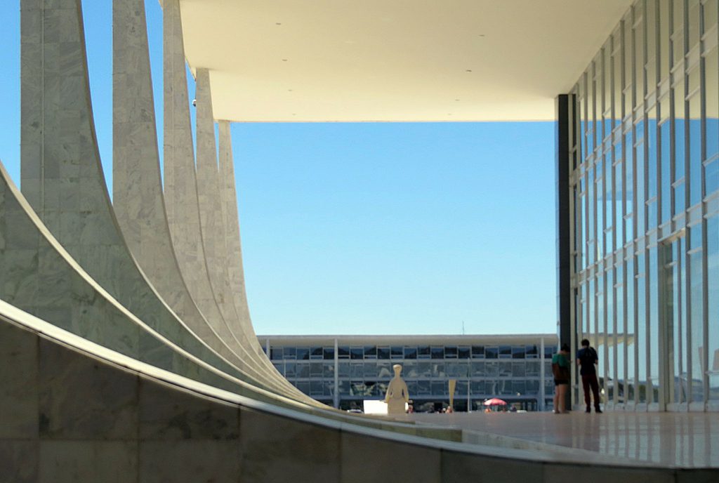 Fachada lateral do Supremo Tribunal Federal (STF), com o Palácio do Planalto ao fundo / Crédito: Reprodução/CNJ