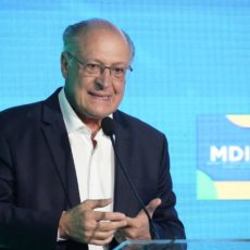Brasil buscará acordo para aliviar peso dos 25% da tarifa de Trump nesta quinta-feira (6/3)