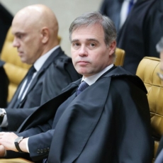 Mendonça vota por afastar Dino e Moraes e manter Zanin em julgamento de Bolsonaro