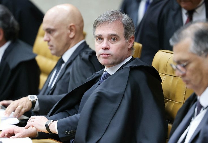 Mendonça vota para afastar Dino e Moraes de julgamento de Bolsonaro
