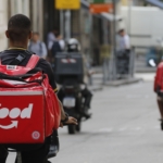 Juiz suspende auto de infração contra o iFood e afasta vínculo com entregadores