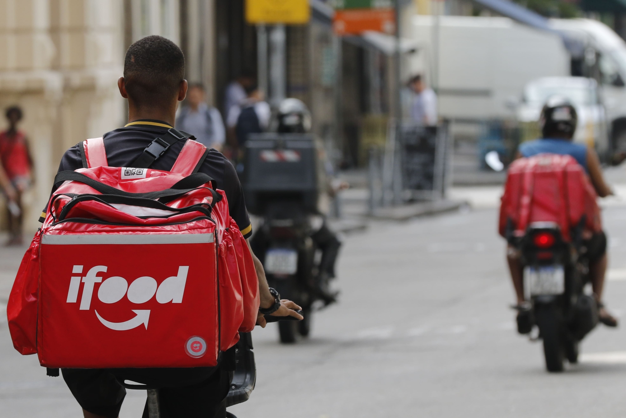 Juiz suspende auto de infração contra o iFood e afasta vínculo com entregadores